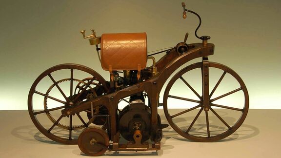 Puzzlopedia | Puzzle Daimler Reitwagen first motorcycle